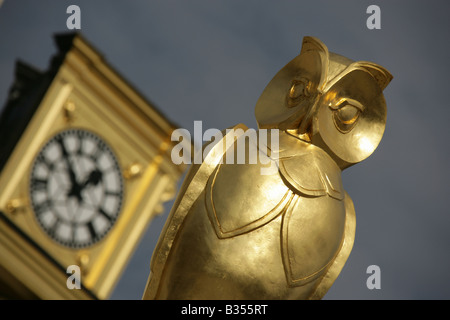 Città di Leeds, Inghilterra. Chiudere fino angolo di visualizzazione del John Thorp Gufo reale con il Leeds Sala Civica di orologio d'oro. Foto Stock