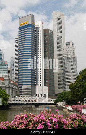 Singapore viste sulla città e Anderson Bridge dalla Regina Elisabetta a piedi lungo l'Esplanade, il parco Esplanade, Singapore Foto Stock