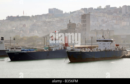 Cargo nella città portuale di Trabzon, Turchia Foto Stock