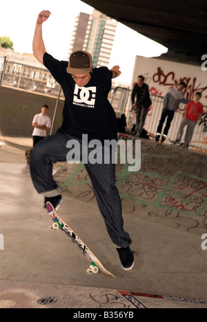 23 anni di skate maschio boarder in azione a skate park London REGNO UNITO Foto Stock