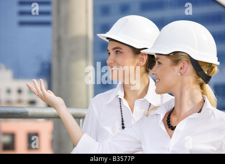 Felice appaltatori in una parte anteriore del sito di costruzione Foto Stock