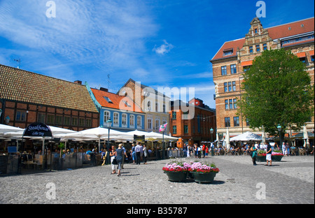Lilla Torg square a Malmö, in Svezia, è un luogo famoso per la sala da pranzo esterna con i suoi bei ristoranti e atmosfera rilassata. Foto Stock