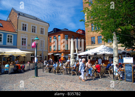 Lilla Torg square a Malmö, in Svezia, è un luogo famoso per la sala da pranzo esterna con i suoi bei ristoranti e atmosfera rilassata. Foto Stock