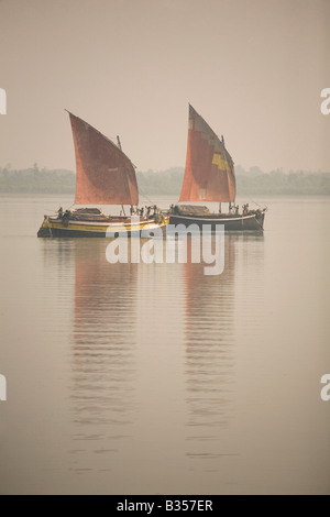 Due stile indesiderata barche a vela su il delta del Gange in Sunderbans parco nazionale nel Bengala Occidentale, India. Foto Stock