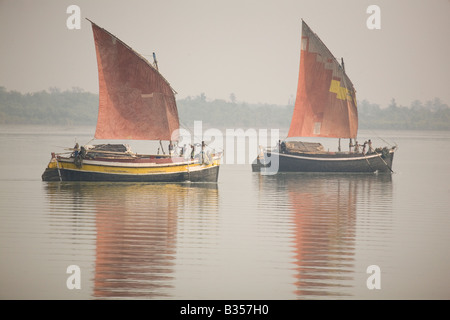 Due stile indesiderata barche a vela su il delta del Gange in Sunderbans parco nazionale nel Bengala Occidentale, India. Foto Stock