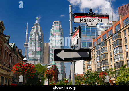 Mercato e strade anteriore nella vecchia Toronto con un sostegno finanziario e CN torri e Flatiron Building Foto Stock