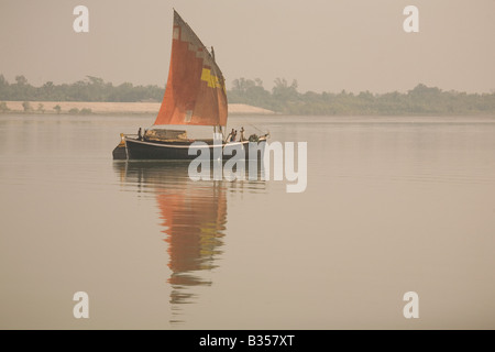 Un stile indesiderata vele di imbarcazioni su il delta del Gange in Sunderbans parco nazionale nel Bengala Occidentale, India. Foto Stock