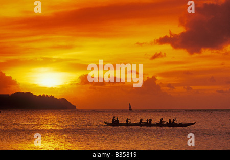 Guam Micronesia canoa outrigger rematori al tramonto in Tumon Bay resort area Foto Stock