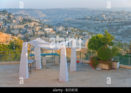 Israele. Una tettoia di nozze sorge sul Monte Scopus di Gerusalemme, che si affaccia sulla città vecchia di Gerusalemme. Foto Stock