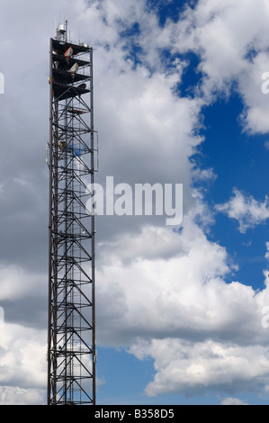 Telaio in acciaio torre delle comunicazioni in Toronto con nuvole e cielo blu Foto Stock