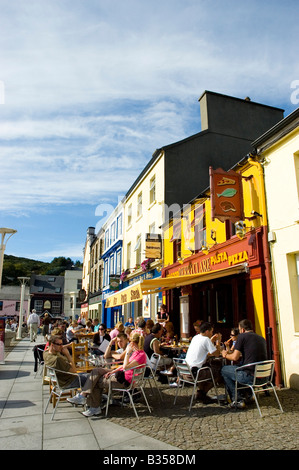 Le persone a rilassarsi al di fuori di un bar nel centro della città di Clifden, Connemara, nella contea di Galway, Irlanda Foto Stock