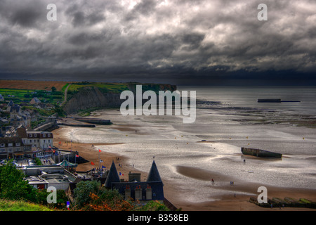 Un moody rappresentazione del villaggio di Arromanches in Normandia, giacente in corrispondenza del centro delle spiagge dello sbarco in Normandia. Foto Stock