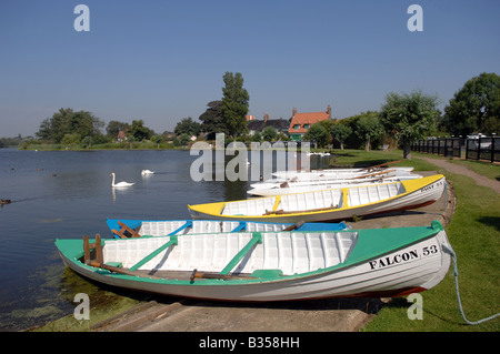 Le gite in barca sul lago o meare nel villaggio di Thorpeness sulla costa di Suffolk REGNO UNITO Foto Stock