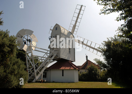 Il mulino a vento nel villaggio di Thorpeness sulla costa di Suffolk Regno Unito Foto Stock