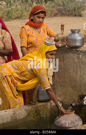 BANJARI TRIBESWOMEN presso il pozzo di acqua nel loro villaggio nel deserto di Thar vicino a Jaisalmer Rajasthan in India