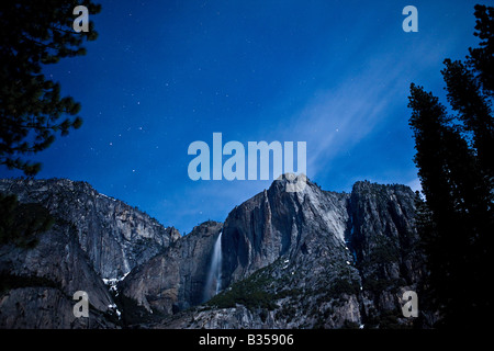 Ysoemite cade assume un altro aspetto mondano a praticamente sotto le stelle Parco Nazionale Yosemite in California USA Foto Stock