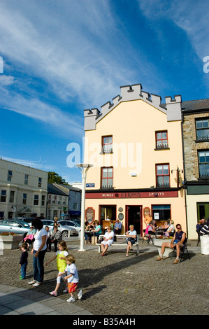 Le persone al di fuori di relax nel centro della città di Clifden, Connemara, nella contea di Galway, Irlanda Foto Stock