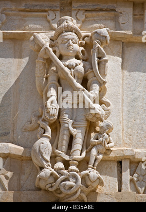 Una DIVA celeste scolpito in marmo bianco decorare il CHAUMUKHA MANDIR tempio Jain di RANAKPUR RAJASTHAN vicino Sadri INDIA Foto Stock