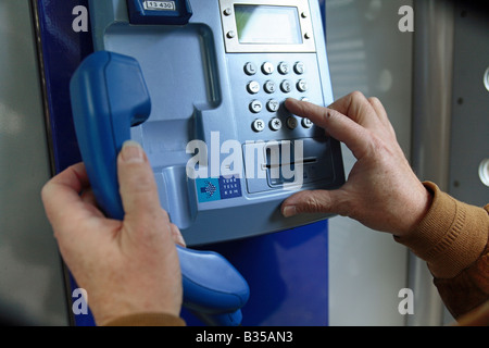 Uomo di comporre un telefono pubblico, Trabzon, Turchia Foto Stock