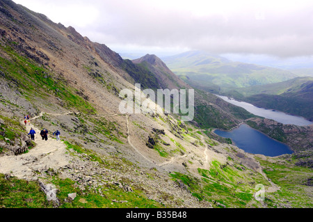 Molte persone a piedi lungo la pista Pyg tra Llyn Glaslyn e la cima di Mount Snowdon Foto Stock