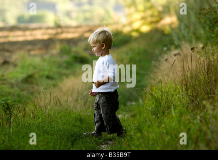 Ragazzo permanente Foresta estate Foto Stock