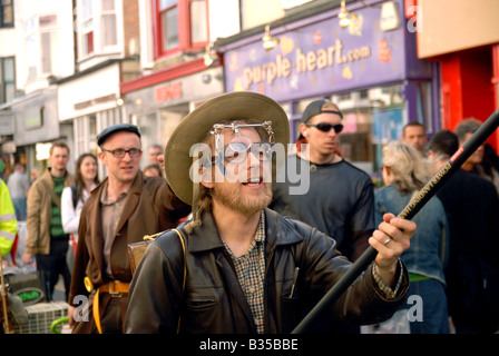 Teatro di strada esecutori immergersi Bloom eseguendo nelle strade di Brighton parte del Festival di Brighton, Regno Unito Foto Stock