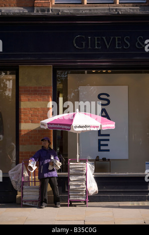 Giornale gratuito fornitore su King's Road Chelsea SW3 London Regno Unito Foto Stock