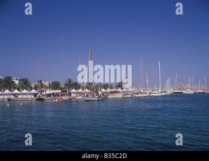 Scena nel villaggio di regata durante il XXIV TROFEO ALMIRANTE CONDE DE BARCELONA Classic barche a vela regata, Palma de Mallorca. Foto Stock