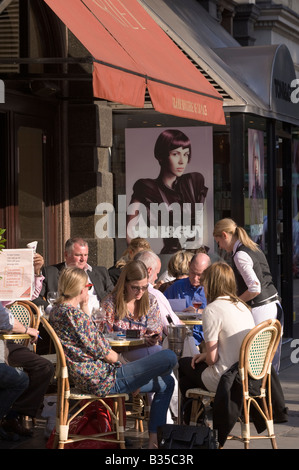 Le persone che si godono la bevanda in ORIEL brasserie su Sloane Square Chelsea SW3 London Regno Unito Foto Stock