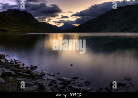 Un pre alba rappresentazione del Nivolet lago alpino lago glaciale nel cuore del Parco Nazionale del Gran Paradiso in Italia Foto Stock
