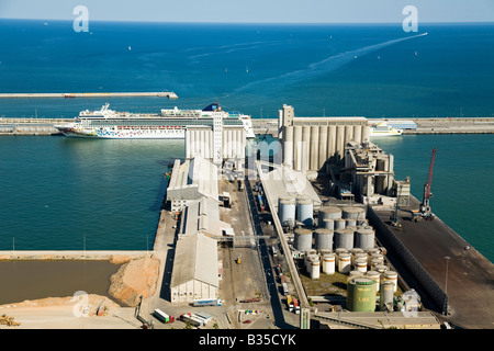 Spagna Barcellona vista aerea del porto di occupato sul Mare Mediterraneo di navi e di magazzinaggio del carico nave da crociera ancorata nei silos per il grano Foto Stock