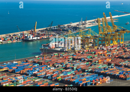 Spagna Barcellona vista aerea del porto di occupato sul Mare Mediterraneo navi da carico nel porto container e gru all'interno della parete del mare Foto Stock