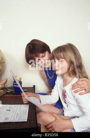 Madre facendo compiti a casa con la figlia Foto Stock
