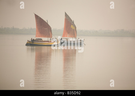 Due stile indesiderata barche a vela su il delta del Gange in Sunderbans parco nazionale nel Bengala Occidentale, India. Foto Stock