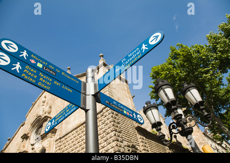 Spagna Barcellona Segno lungo Las Ramblas punto a vari luoghi di interesse e fermate della metropolitana Foto Stock