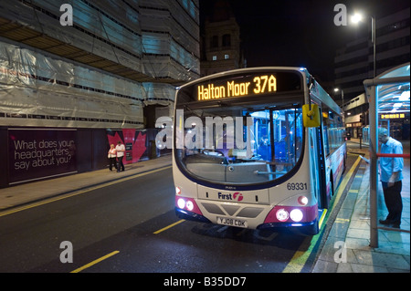 Bus notturno nel centro della città, Leeds, West Yorkshire, Inghilterra Foto Stock