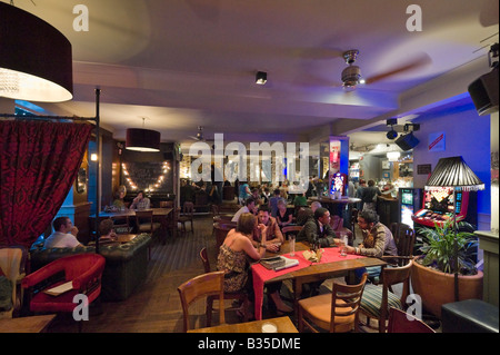 Pub in città centro città in una notte di venerdì, BRIGGATE, Leeds, West Yorkshire, Inghilterra Foto Stock