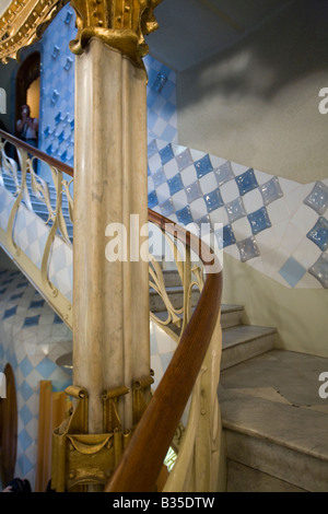 Spagna Barcellona scalinata curva in Casa Batllo progettato Antoni Gaudi architetto architettura Modernisme sul blocco della discordia Foto Stock