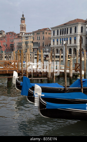 Gondole ormeggiato sul su Annulla Grande, Venezia, Italia Foto Stock