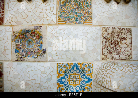 Spagna Barcellona dettaglio di piastrelle a mosaico in Parc Guell progettato Antoni Gaudi architetto architettura Modernisme Foto Stock