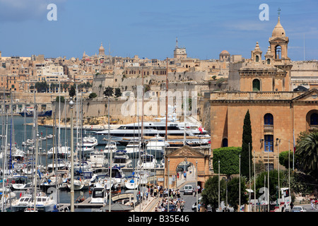 Vittoriosa Yacht Marina e San Lawrenz Chiesa, Fort St Angelo e La Valletta, Malta Foto Stock