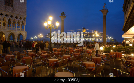 Nave passeggeri visto dalla Piazza San Marco, Venezia, Italia Foto Stock