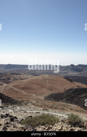 Guardando verso il basso sulla Montana Blanca e il cratere che rende il parco nazionale Las Canadas del Teide Tenerife, Isole Canarie Foto Stock