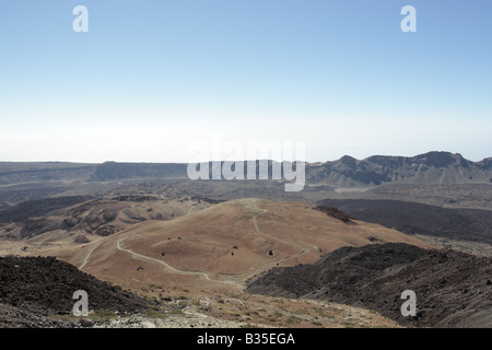 Guardando verso il basso sulla Montana Blanca e il cratere che rende il parco nazionale Las Canadas del Teide Tenerife, Isole Canarie Foto Stock