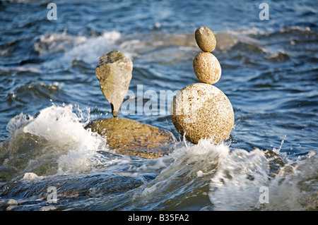 Rocce equilibrata nei pressi di English Bay Beach, Vancouver, British Columbia, Canada Foto Stock