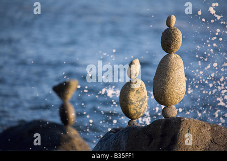 Rocce equilibrata nei pressi di English Bay Beach, Vancouver, British Columbia, Canada Foto Stock