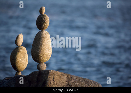 Rocce equilibrata nei pressi di English Bay Beach, Vancouver, British Columbia, Canada Foto Stock