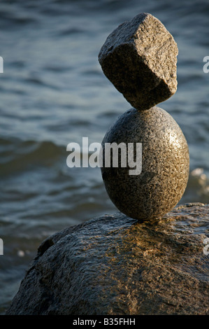 Rocce equilibrata nei pressi di English Bay Beach, Vancouver, British Columbia, Canada Foto Stock