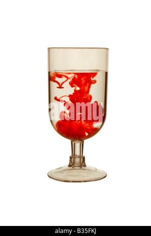 Inchiostro rosso nel bicchiere di acqua Foto Stock