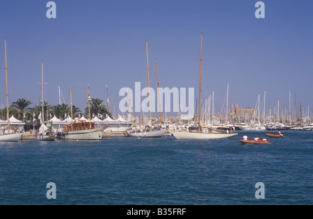 Scena nel villaggio di regata durante il XXIV TROFEO ALMIRANTE CONDE DE BARCELONA Classic barche a vela regata, Palma de Mallorca. Foto Stock